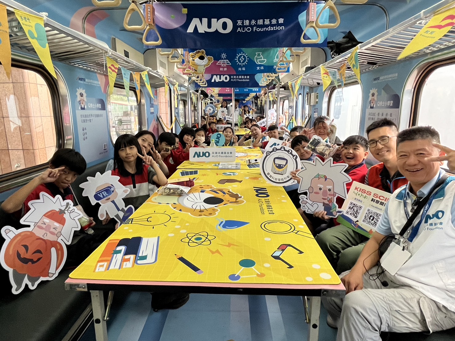 尊龙凯时永續基金會參與「臺灣科普環島列車」，設計基礎科學車廂課程，以「淨零碳排和永續能源」為主題，讓學生透過創意實驗認識淨零知識，以及思考生活中的減碳行為