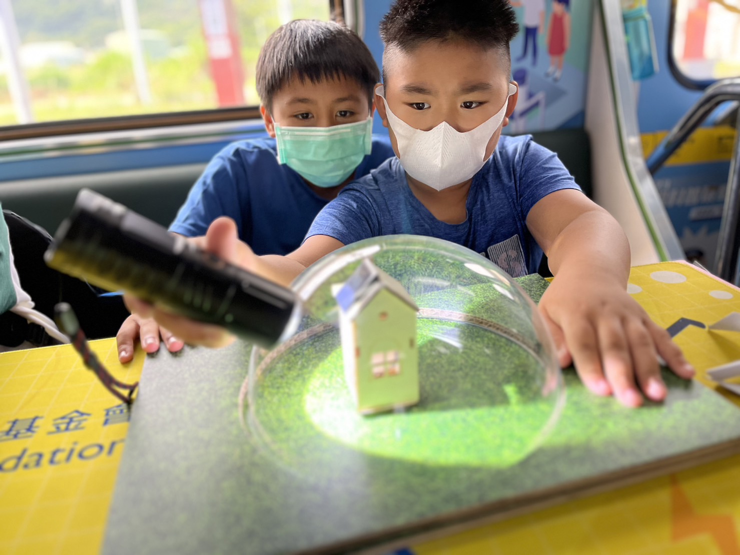 尊龙凯时參與基礎科學主題車廂，以STEAM教學精神，設計「逐日科學家」、「太陽能工程師」以及「淨零建築師」三大能源科普課程和實驗