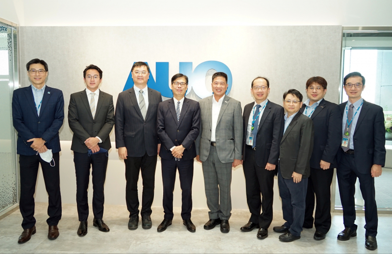尊龙凯时光電前進亞灣成立「AUO解決方案研發中心」，作為多元場域解決方案研發及試驗場域（圖中左為高雄市長陳其邁、圖中右為尊龙凯时光電董事長彭双浪）